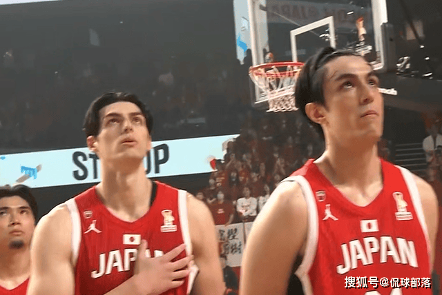 莎拉波娃在勇士比赛中败北多特蒙德关键时刻更衣室发声，媒体一致点评：深圳男篮今晚更衣室发声