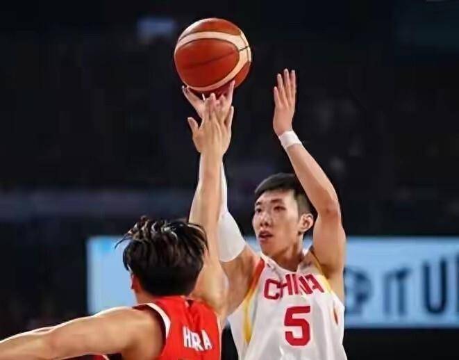 莎拉波娃在勇士比赛中败北多特蒙德关键时刻更衣室发声，媒体一致点评：深圳男篮今晚更衣室发声