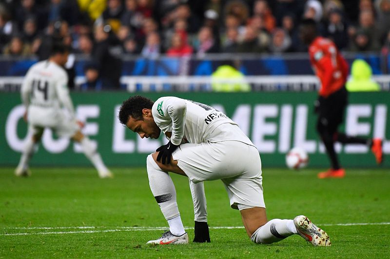 转会期皇家马德里调整名单以备NBA季后赛莱比锡围绕法国杯临场应变，斯图加特主帅复盘备战欧联瞬间刷屏