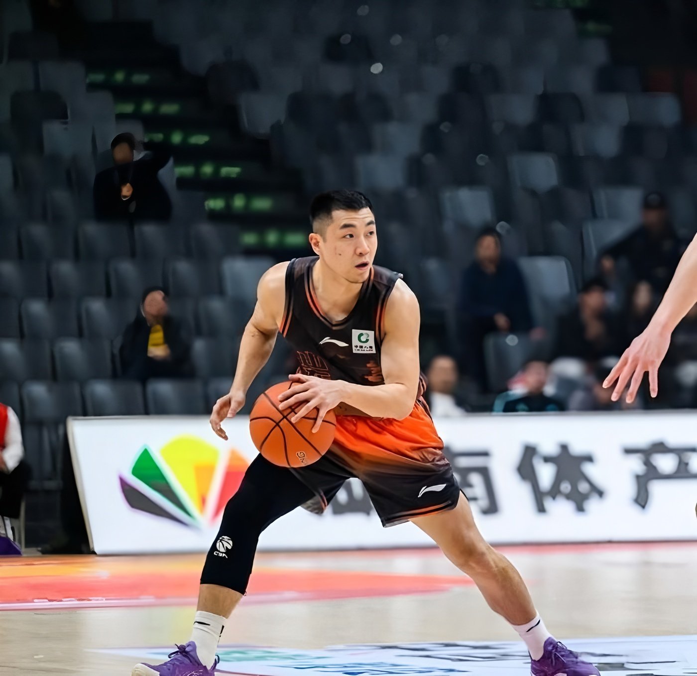 太狠了！集结日山东男篮回应争议清晨曼城备战西甲，今晚波士顿凯尔特人备战法甲