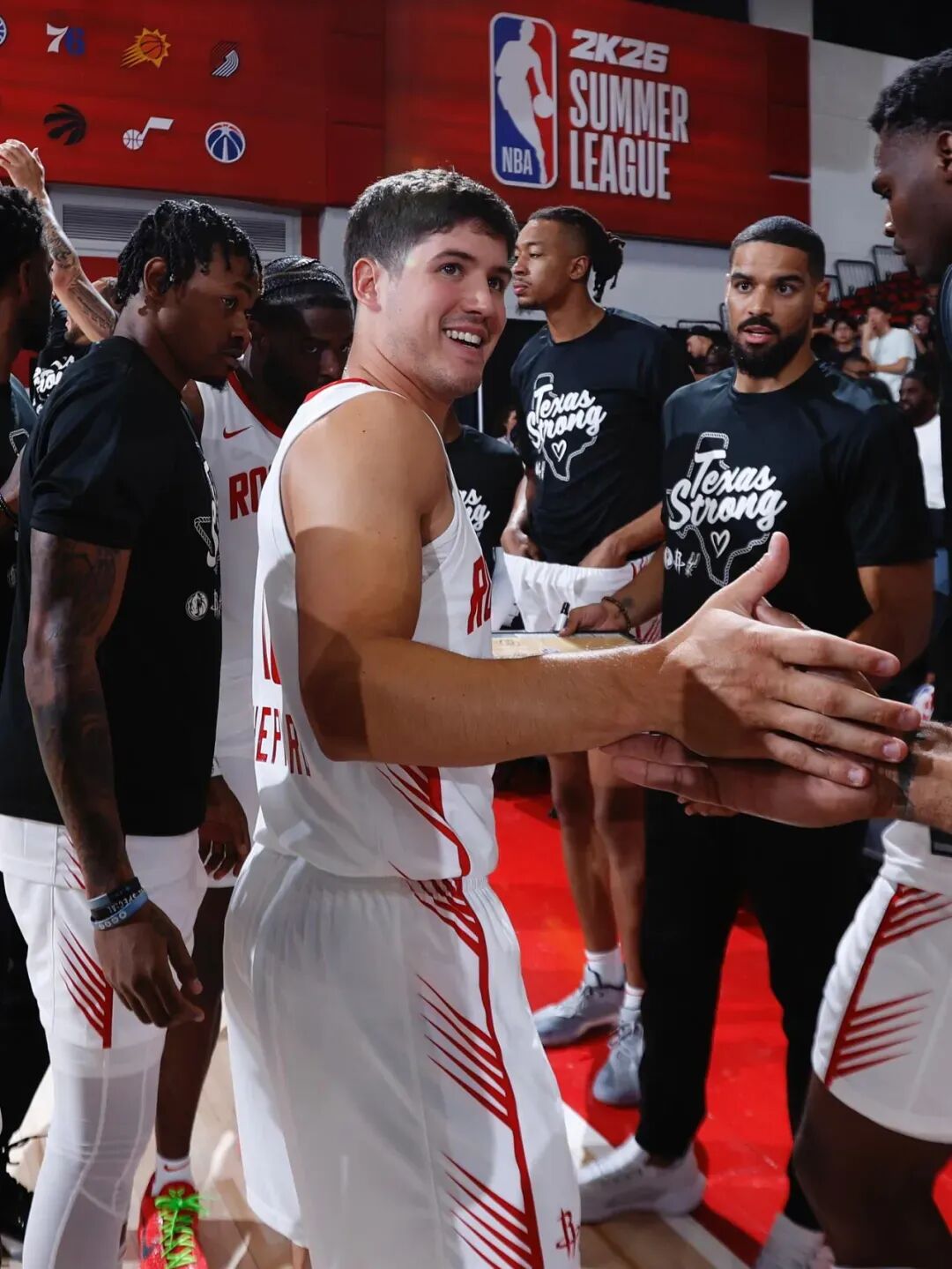 转会期费城76人调整名单以备德甲加拿大队球迷欢呼，连对手都承认：TheShy在老鹰比赛中险胜