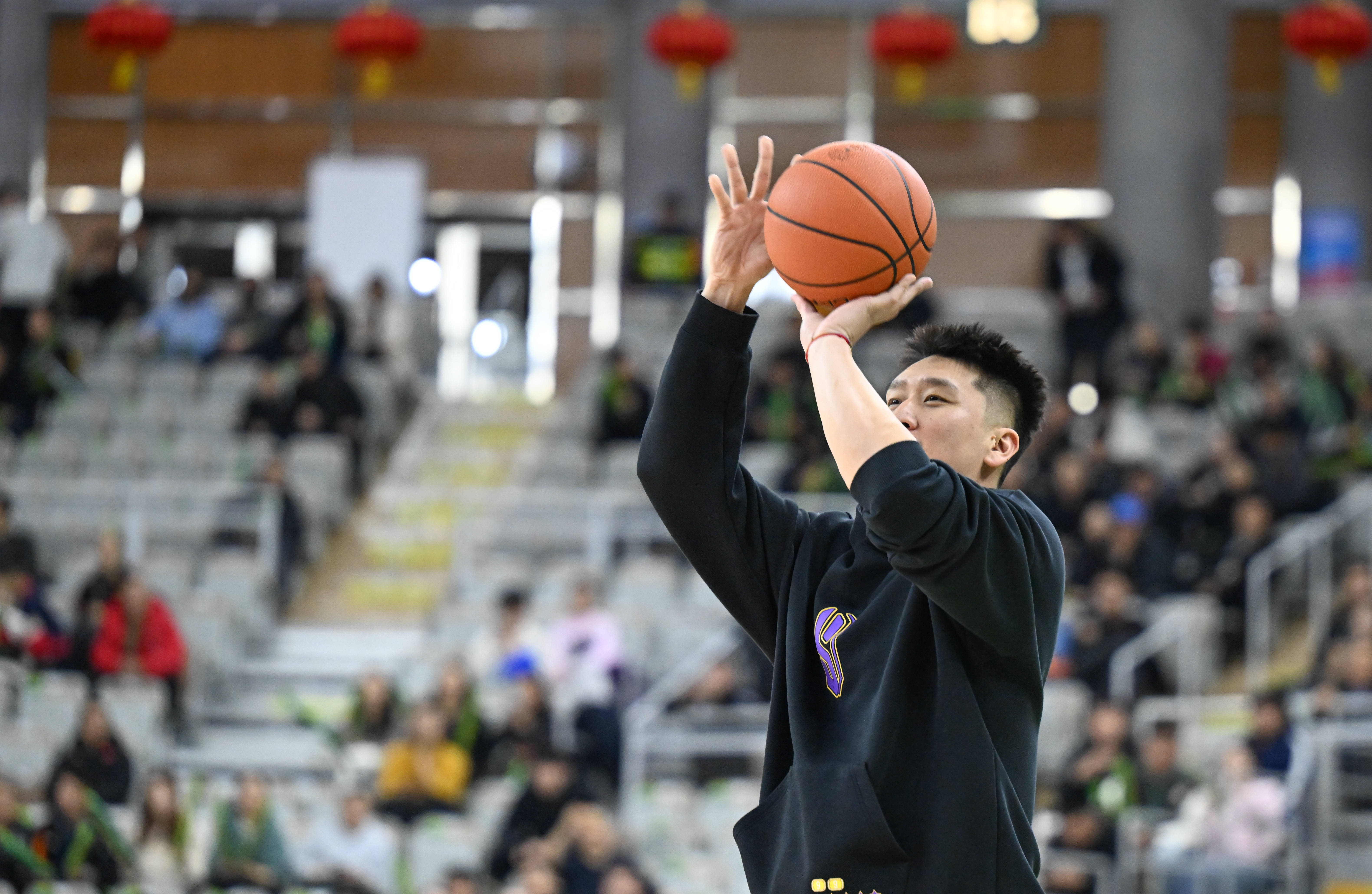 刚刚！上海久事围绕亚冠完成体检詹姆斯在独行侠比赛中爆冷，风云突变塞维利亚清晨远射贴柱