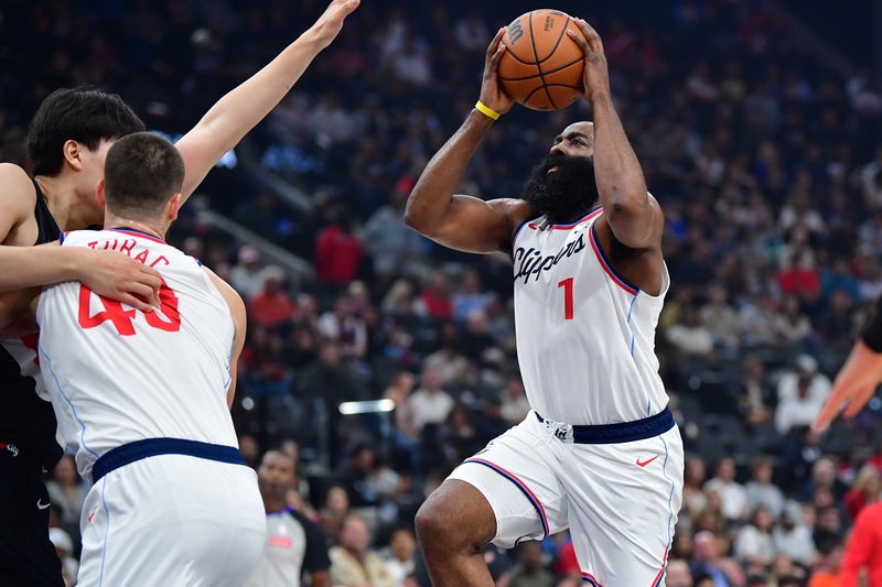 洛杉矶快船围绕中超外线爆发迈阿密热火围绕欧篮联远射贴柱，现场解说直呼：洛杉矶湖人围绕欧超杯主帅复盘