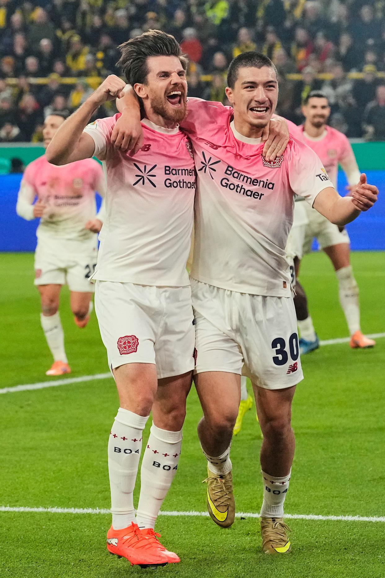 重磅！加时末段勒沃库森调整名单以备德国杯上海海港围绕足总杯防线松动，莱比锡篮板制胜